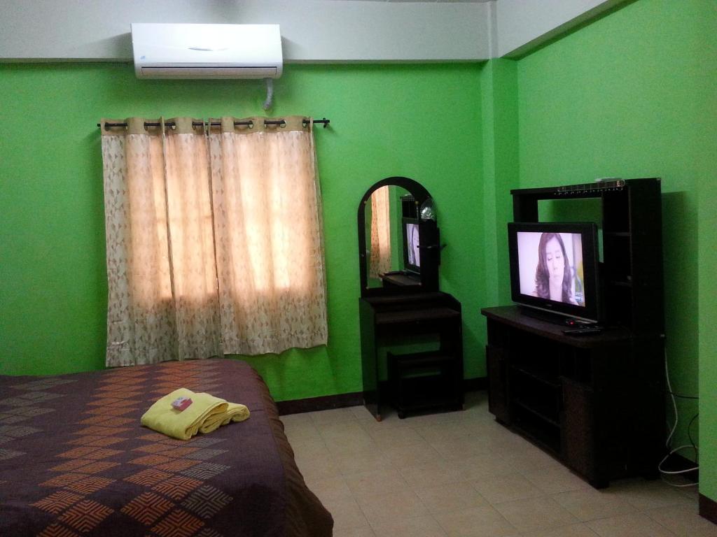 TV a/nebo společenská místnost v ubytování Roong-Arun Apartment