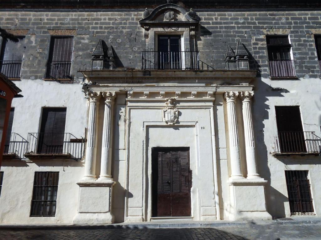 un edificio con una puerta con una estatua encima en Casa Palacio Morla y Melgarejo, en Jerez de la Frontera