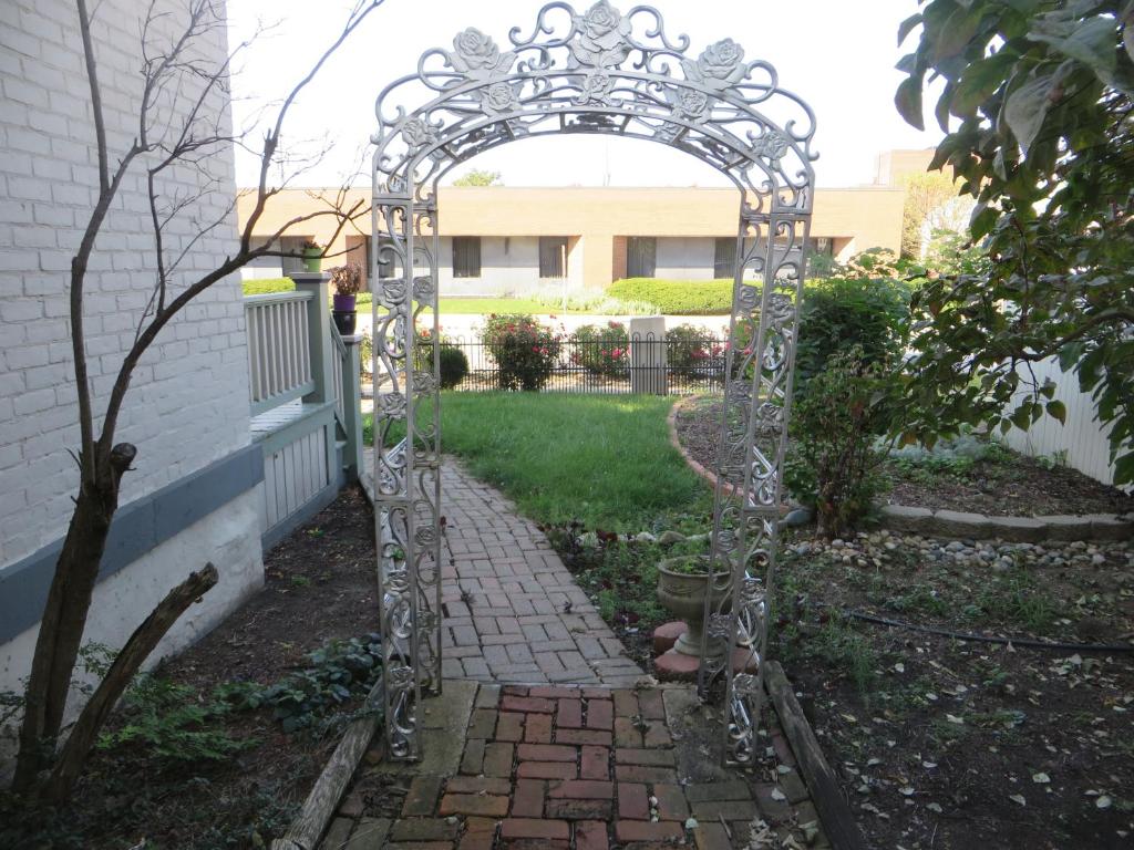 un arco en el patio de una casa en Historic Sion Bass Guest House, en Fort Wayne