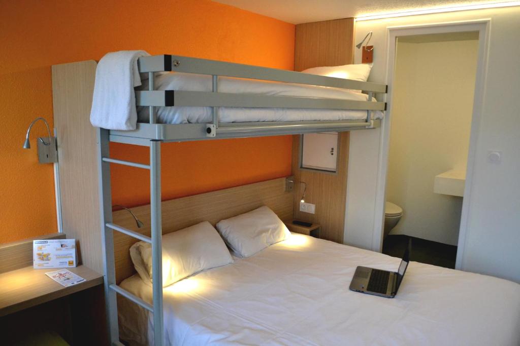 a bunk bed in a room with a white bed at Première Classe La Roche Sur Yon - Vendéspace in Mouilleron-le-Captif