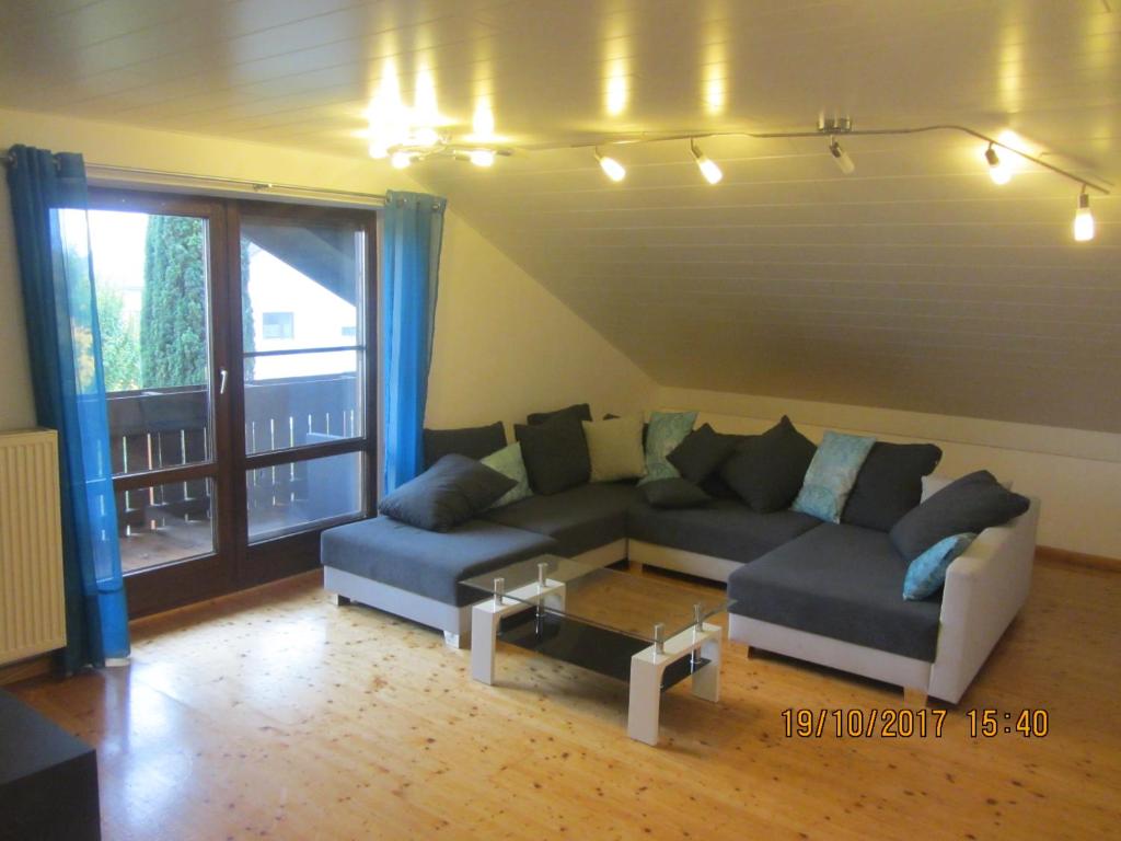 a living room with a couch and a table at Ferienwohnung am Fuß des Bayerischen Waldes in Wörth an der Donau