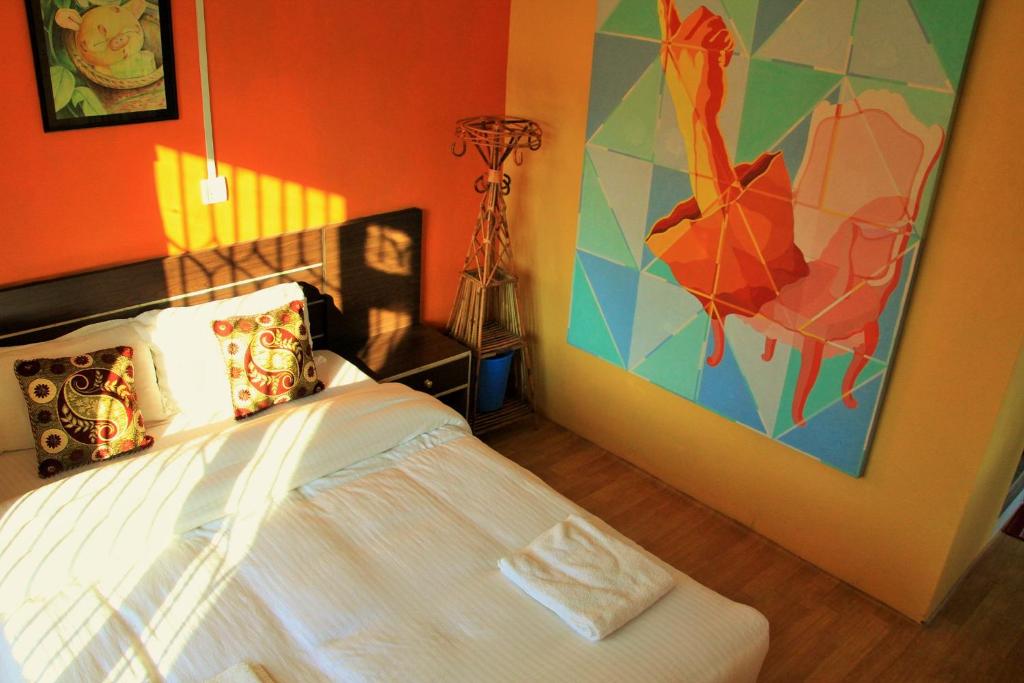 sypialnia z łóżkiem i obrazem na ścianie w obiekcie Kathmandu Village House w Katmandu