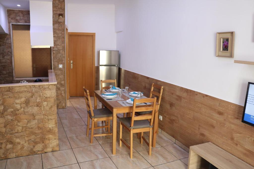 uma sala de jantar com uma mesa e cadeiras e um frigorífico em Apartment Lisbon Center Rebelo da Silva em Lisboa