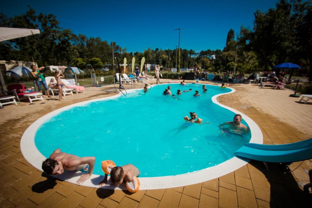 Bazén v ubytování Mirabella Camping nebo v jeho okolí