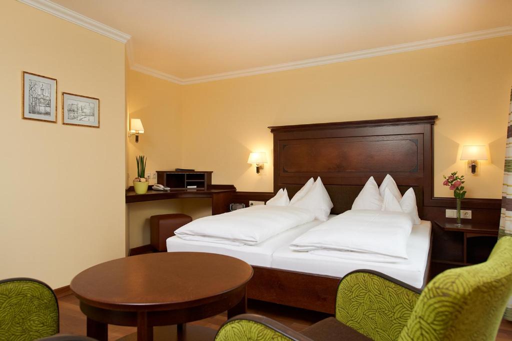Postel nebo postele na pokoji v ubytování Hotel zur Post