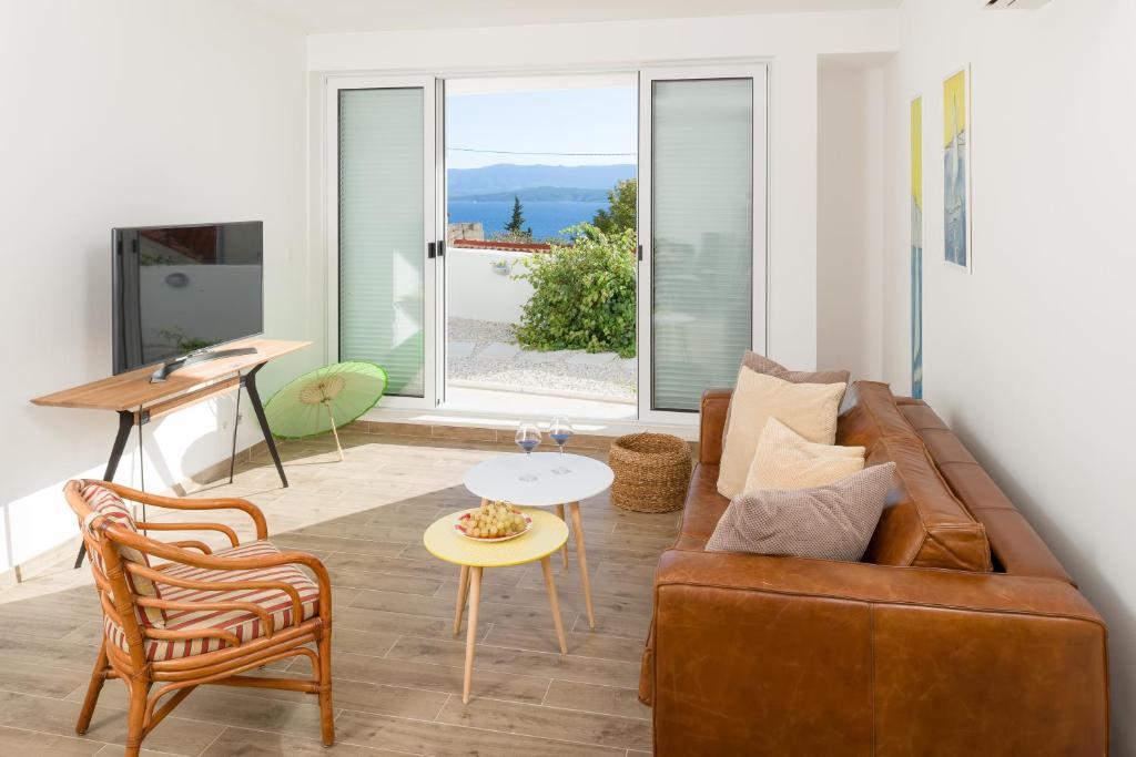 a living room with a couch and a table at Belado Residence Bol in Bol