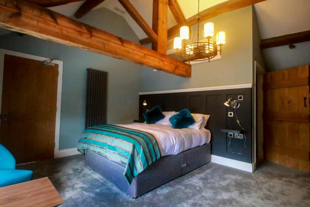 een slaapkamer met een groot bed in een kamer bij The Little George in Eccleshall