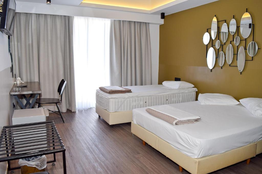 Postel nebo postele na pokoji v ubytování Adonis City Hotel