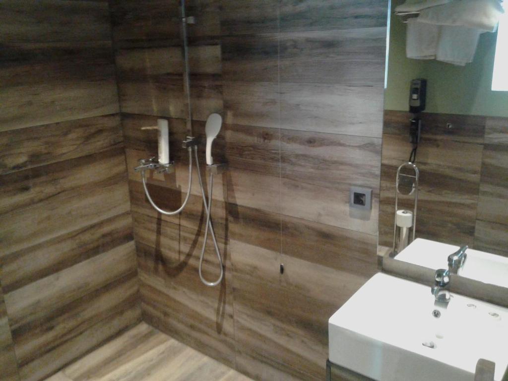 Koupelna v ubytování Adonis City Hotel