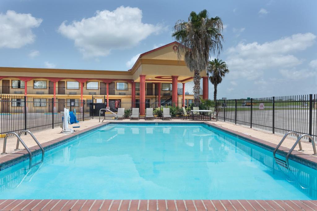 una gran piscina frente a un edificio en Studio 6 Opelousas, LA, en Opelousas