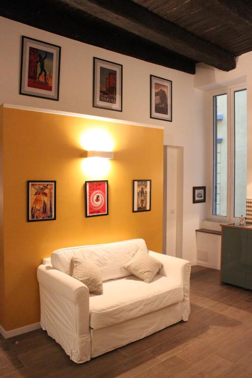 ナポリにあるIl rifugio di Floの黄色の壁の客室内の白いソファ