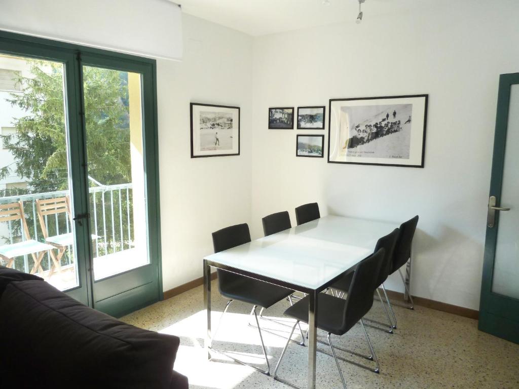 comedor con mesa blanca y sillas en Apartament Nou Fontalba, en Ribes de Freser