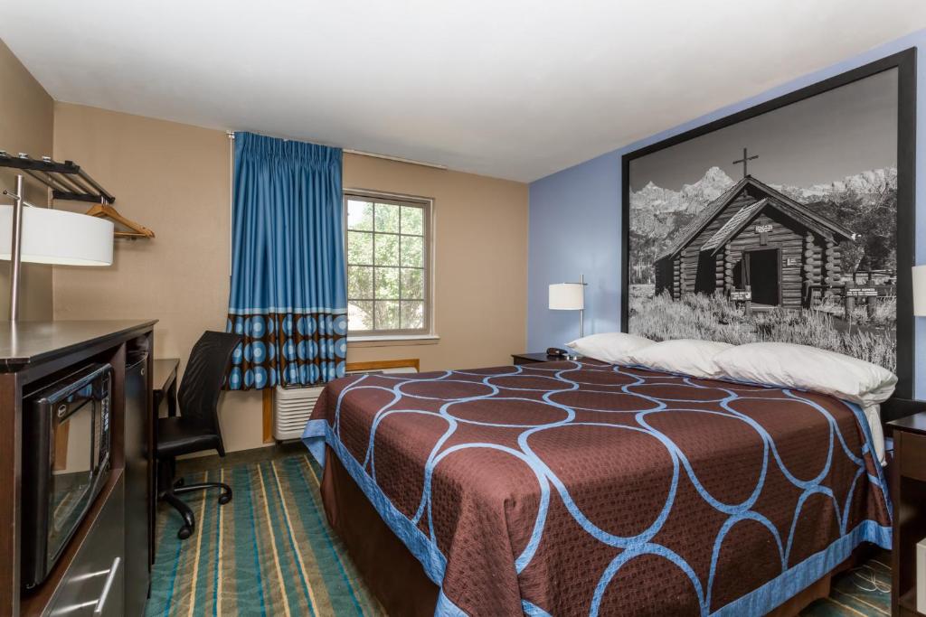 Super 8 by Wyndham Douglas - Queen Room - Non-Smoking
