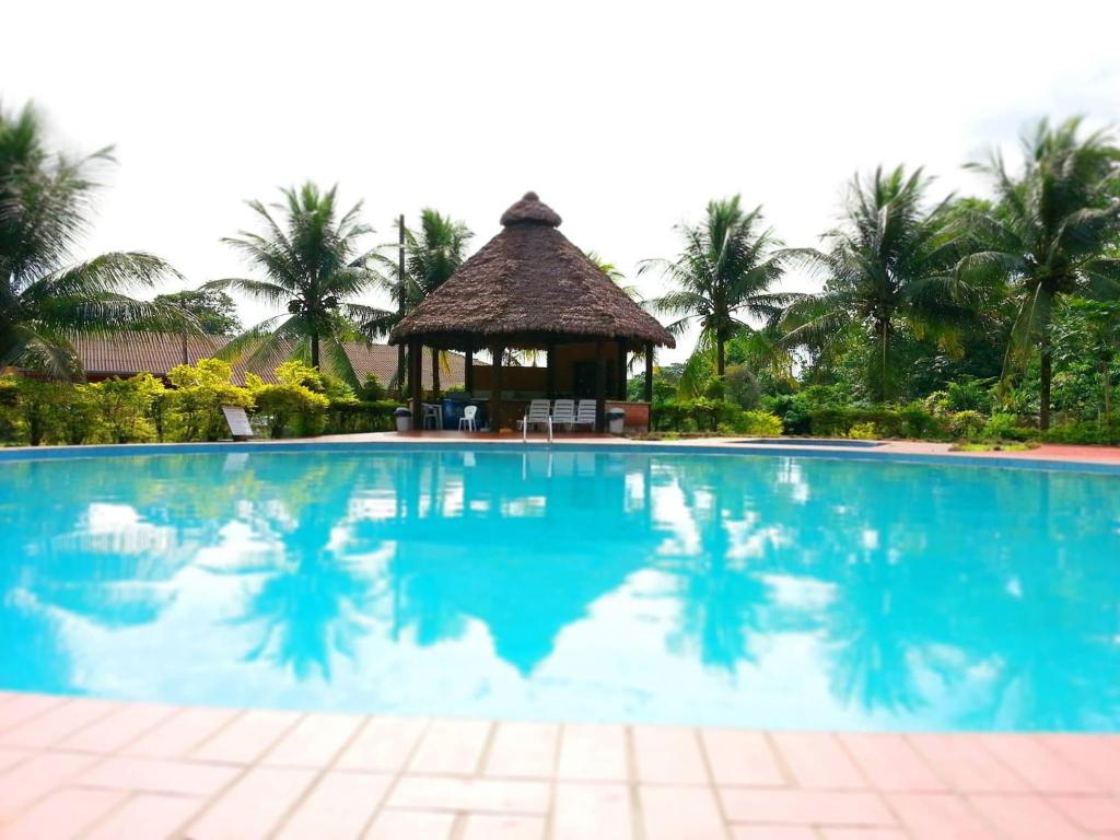 a swimming pool in front of a gazebo at Cesar's Tropical Hotel in Villa Tunari