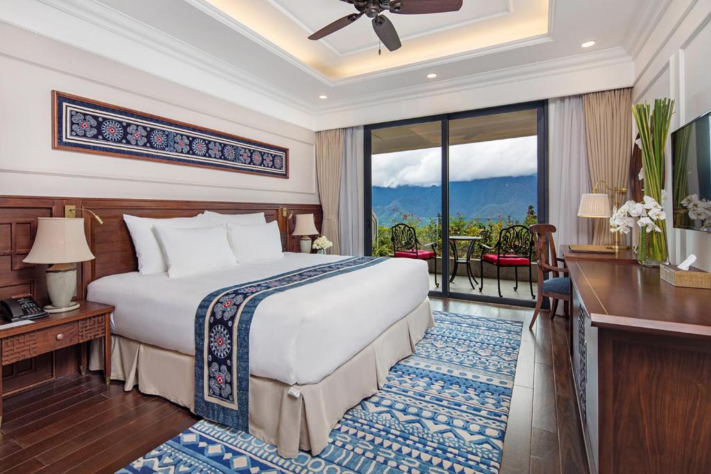 Giường trong phòng chung tại Silk Path Grand Sapa Resort &amp; Spa