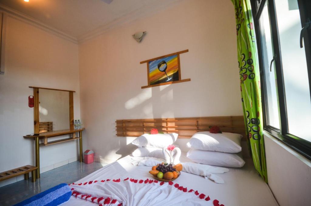 Blue Water Thoddoo Inn - 2