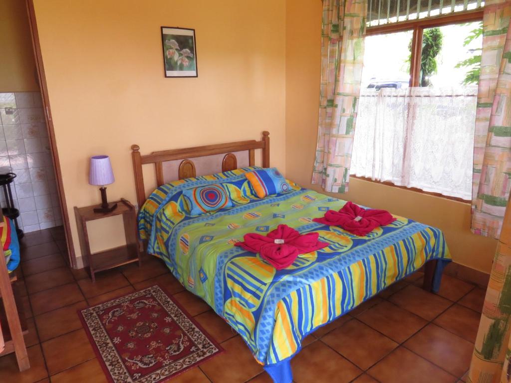 Postel nebo postele na pokoji v ubytování Hotel La Rana de Arenal
