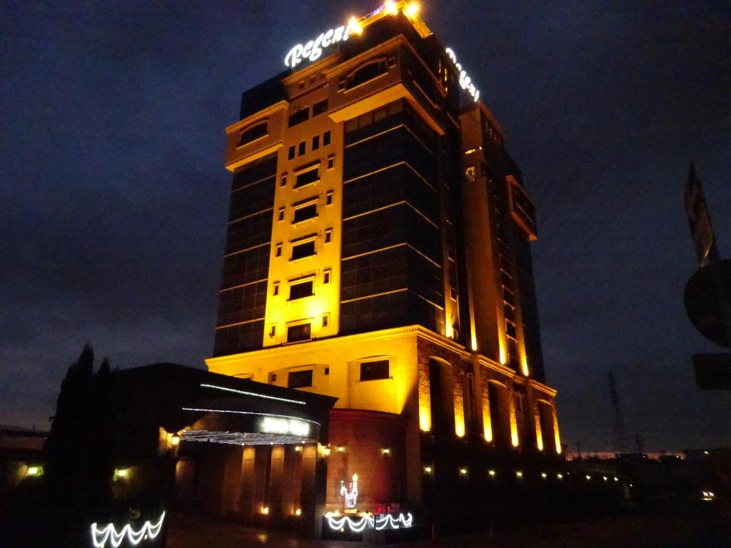 名古屋的住宿－麗晶酒店（僅限成人），一座建筑物,上面有夜间标志