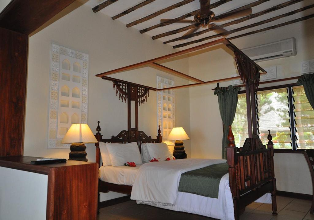 Postel nebo postele na pokoji v ubytování Kilifi Bay Beach Resort