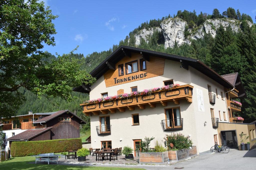Nespecifikovaný výhled na hory nebo výhled na hory při pohledu z hotelu