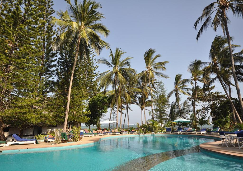 Bazén v ubytování Kilifi Bay Beach Resort nebo v jeho okolí