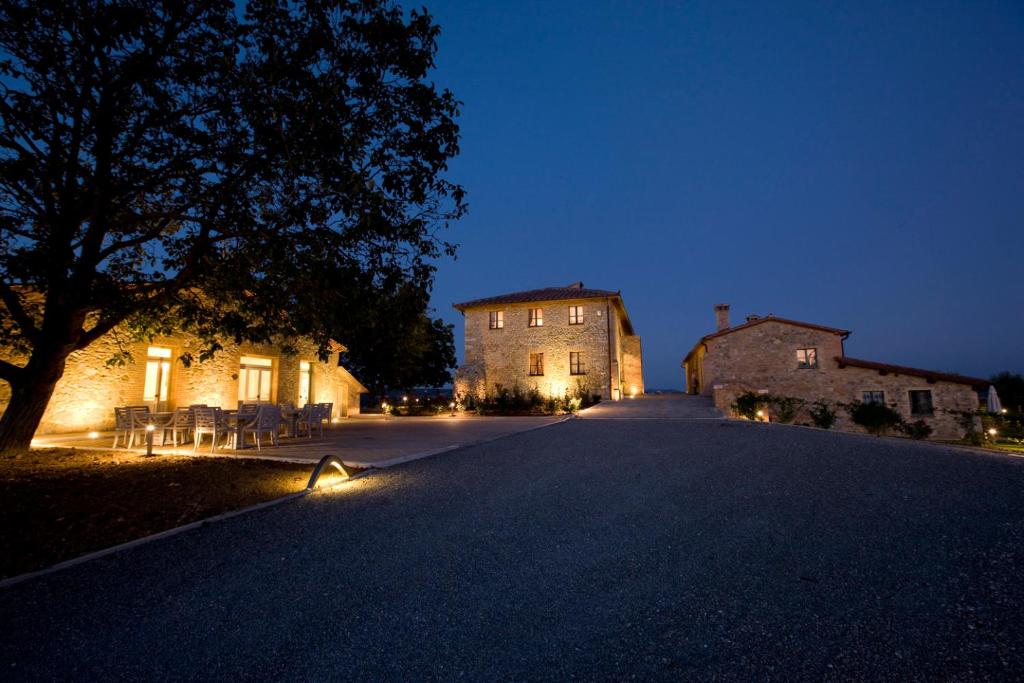 Villa il Castagno Wine & Resort في سيينا: طريق فارغ امام مبنى في الليل