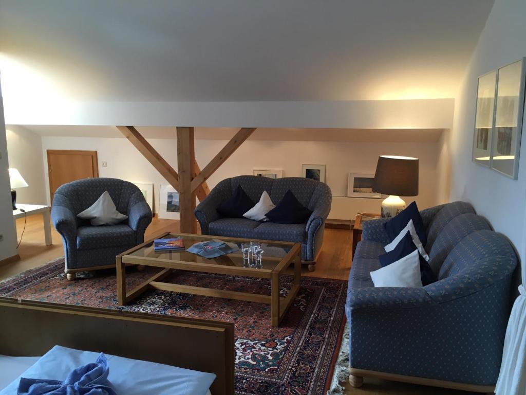 a living room with two chairs and a coffee table at Marie-Anne in Garmisch-Partenkirchen