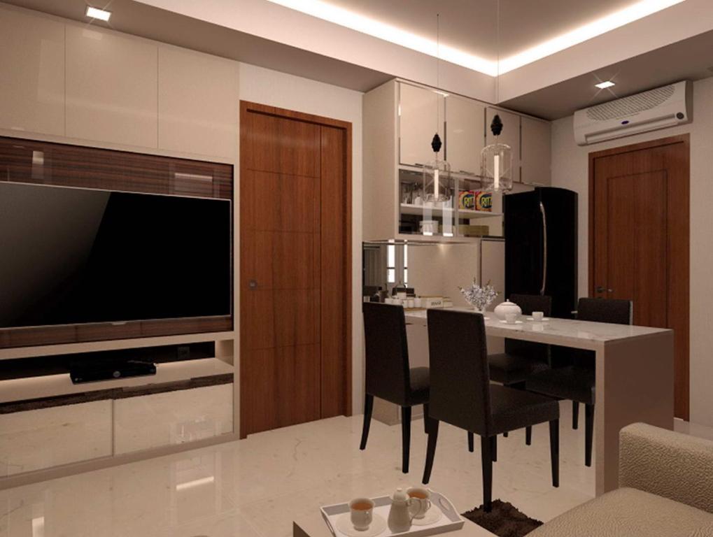 eine Küche mit einem großen TV und einem Tisch mit Stühlen in der Unterkunft Educity Apartment Princeton - Jusuf in Surabaya