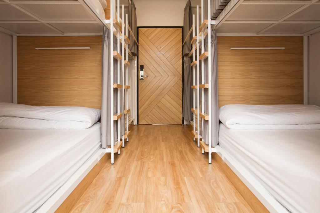 Postel nebo postele na pokoji v ubytování Bed One Block Hostel