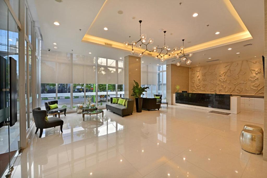 Posezení v ubytování Whiz Prime Hotel Basuki Rahmat Malang