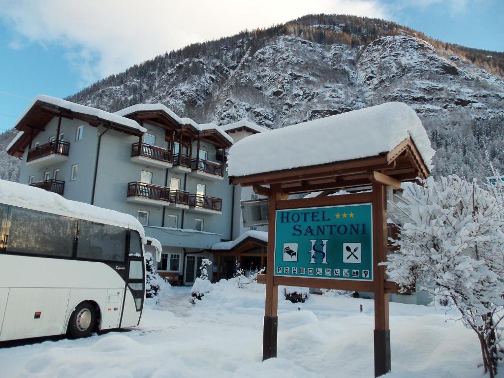 Nespecifikovaný výhled na hory nebo výhled na hory při pohledu z hotelu