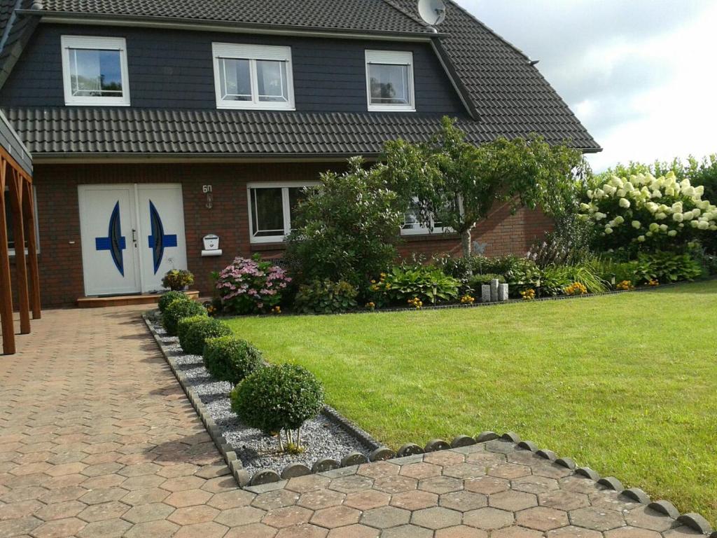 a house with a grass yard and a driveway at Marina in Bleckede