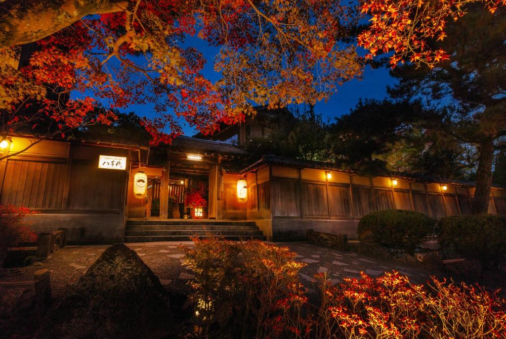 京都的住宿－京都南禪寺八千代日式旅館，一座建筑,在晚上有灯