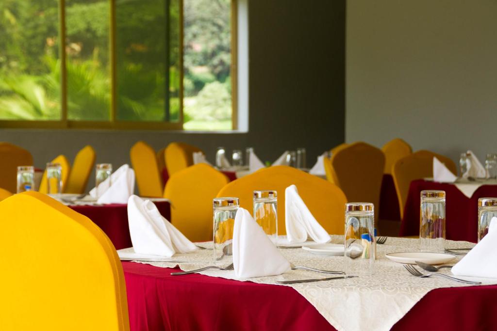 Restaurace v ubytování Lake View Resort Hotel