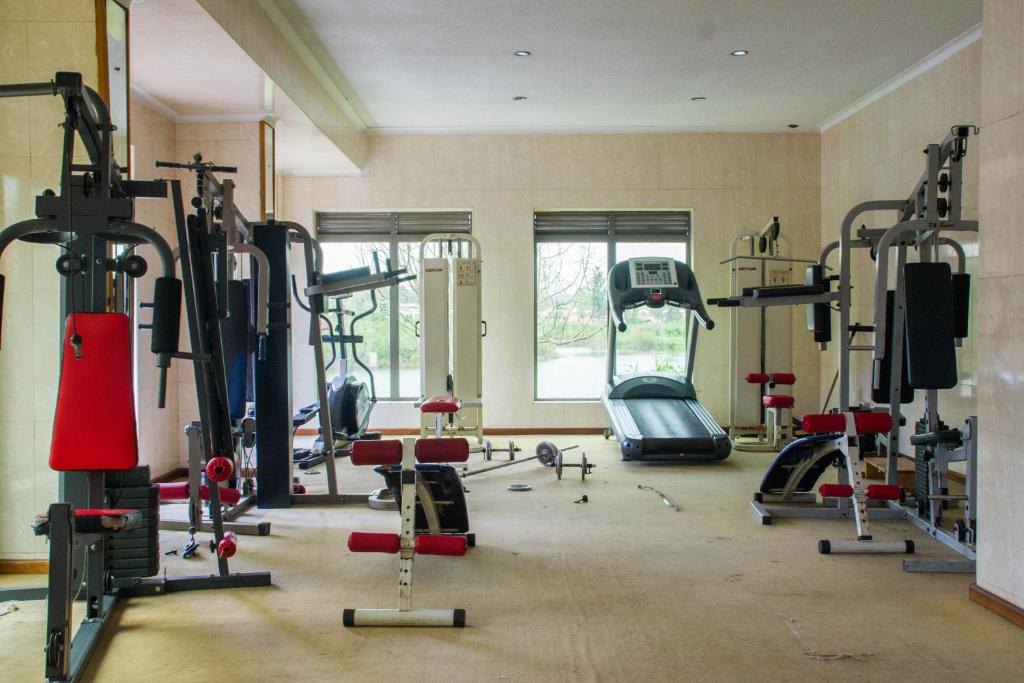 Fitness centrum a/nebo fitness zařízení v ubytování Lake View Resort Hotel
