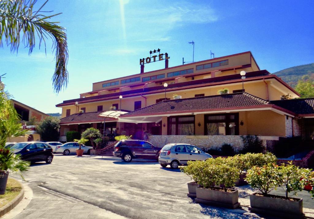 カゼルタにあるHotel Ristorante Belvedereの駐車場を利用したホテル