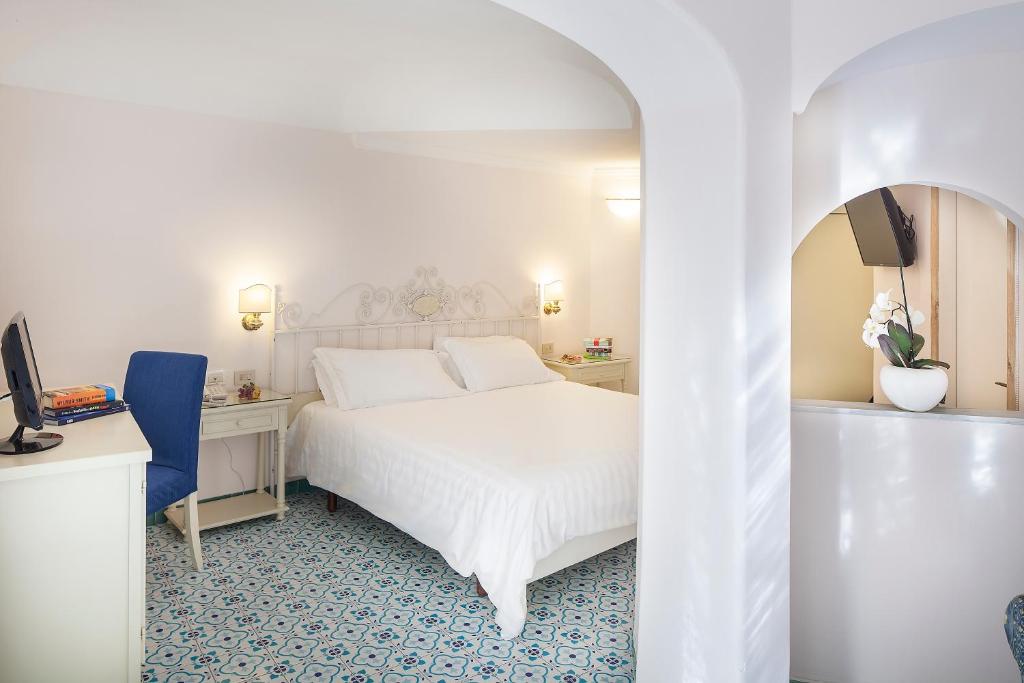 سرير أو أسرّة في غرفة في Hotel Continental Ischia