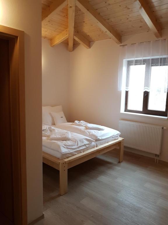 Postel nebo postele na pokoji v ubytování Rodinný wellness hotel U Langrů