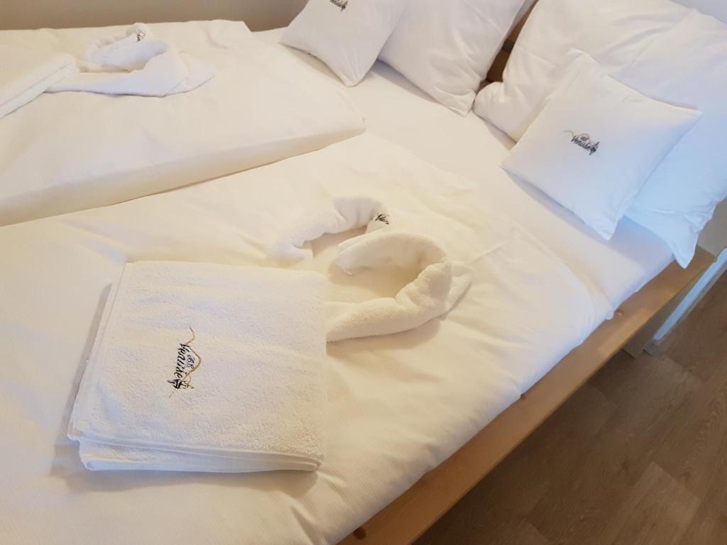 Postel nebo postele na pokoji v ubytování Rodinný wellness hotel U Langrů