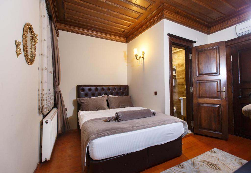 Postel nebo postele na pokoji v ubytování Tahir Aga Konagi Hotel