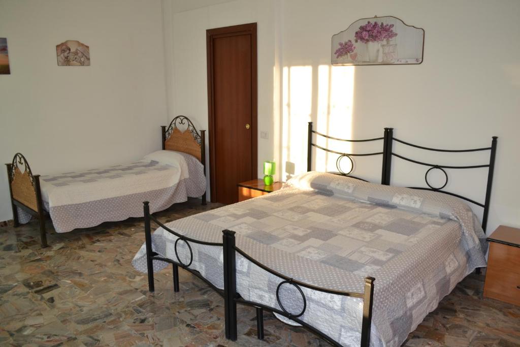 フォリーニョにあるIl Giardino del Galloのベッドルーム1室(ベッド2台付)