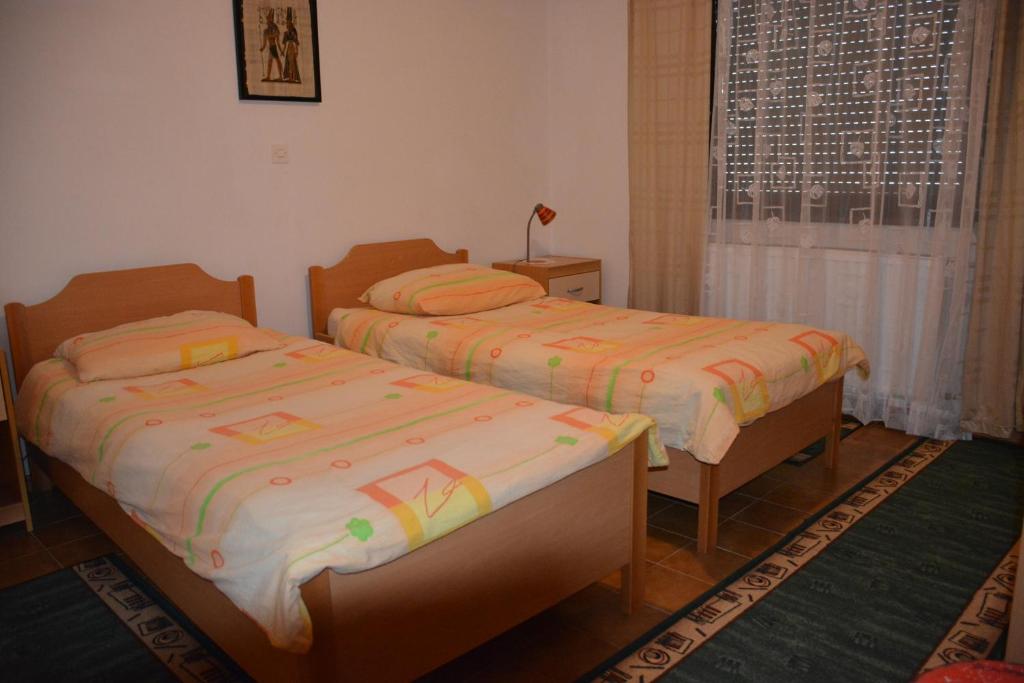 モスト・ナ・ソシにあるApartma Podgornikのベッド2台が隣同士に設置された部屋です。