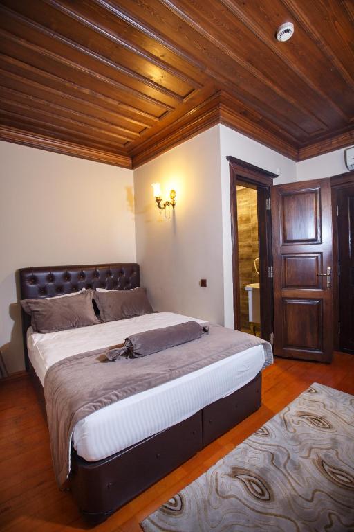 Postel nebo postele na pokoji v ubytování Tahir Aga Konagi Hotel