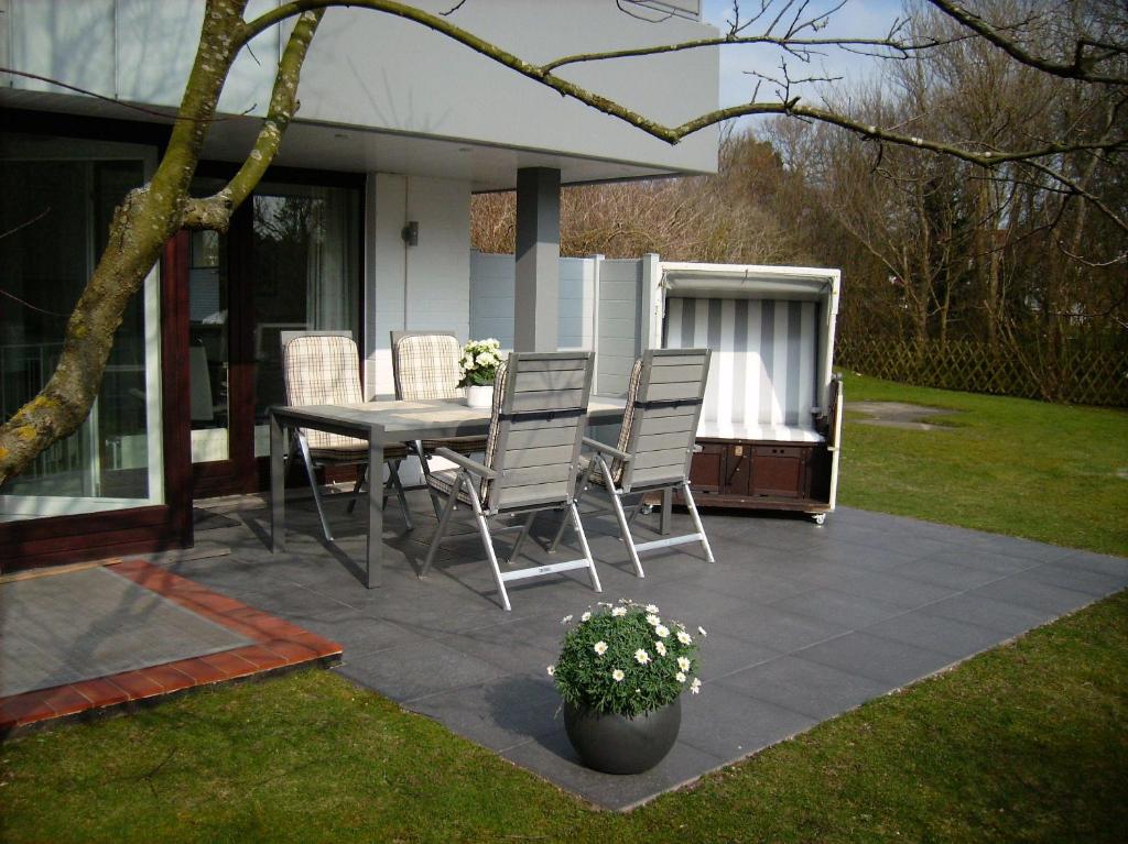 ヴェニングシュテットにあるAppartement-Rivaの庭園(テーブル、椅子付)