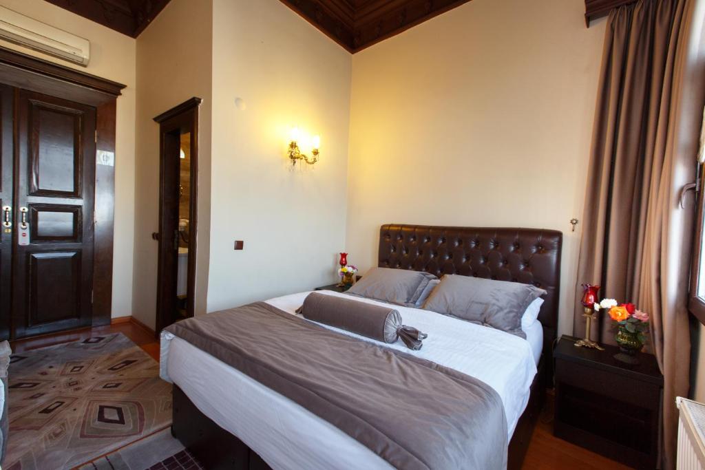 Postel nebo postele na pokoji v ubytování Tahir Aga Konagi Hotel