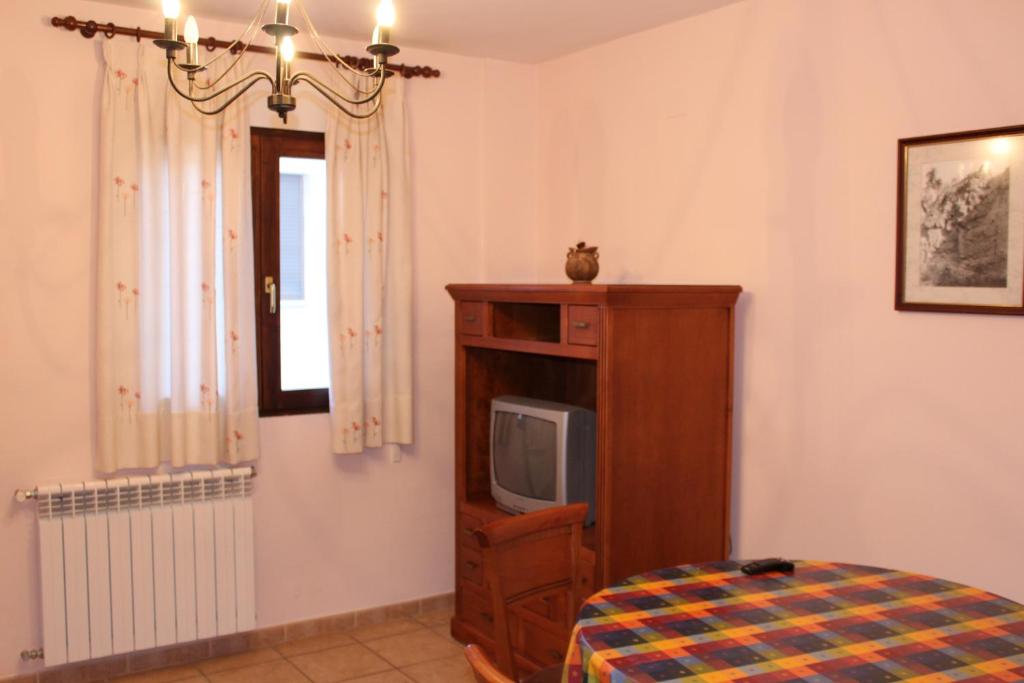 Santa Cruz de Moya的住宿－ATRA，客厅配有木柜上的电视