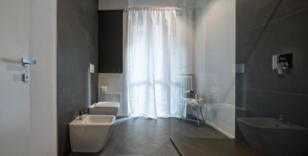 A bathroom at Suite Vogue Visconti