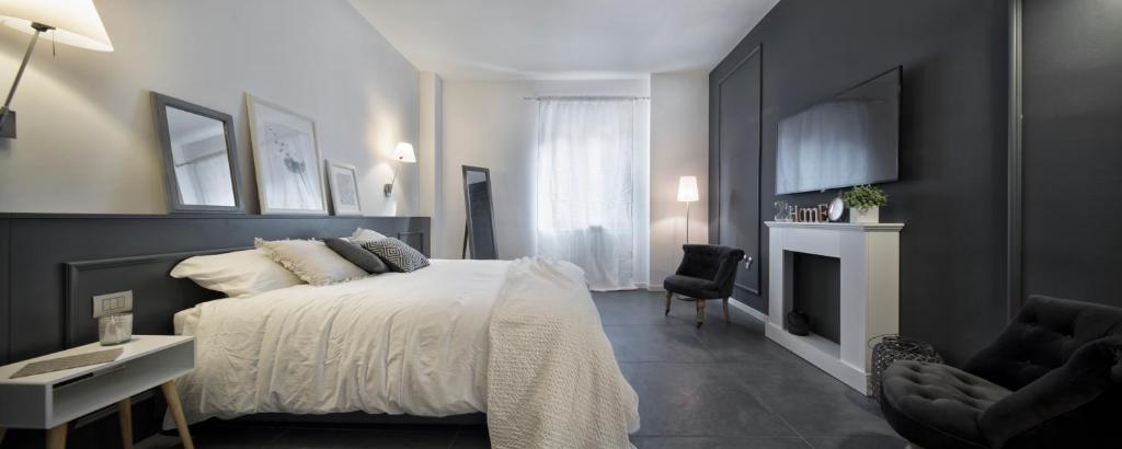 A bed or beds in a room at Suite Vogue Visconti