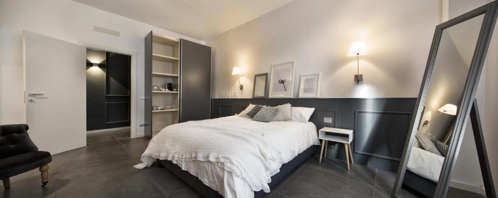 A bed or beds in a room at Suite Vogue Visconti