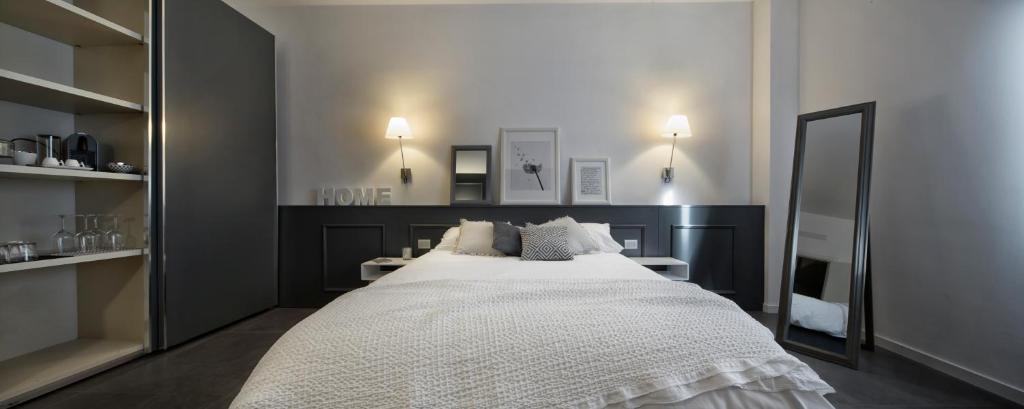 A bed or beds in a room at Suite Vogue Visconti